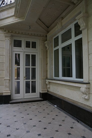 Загородный дом - дерево-алюминиевые окна и входные деревянные двери